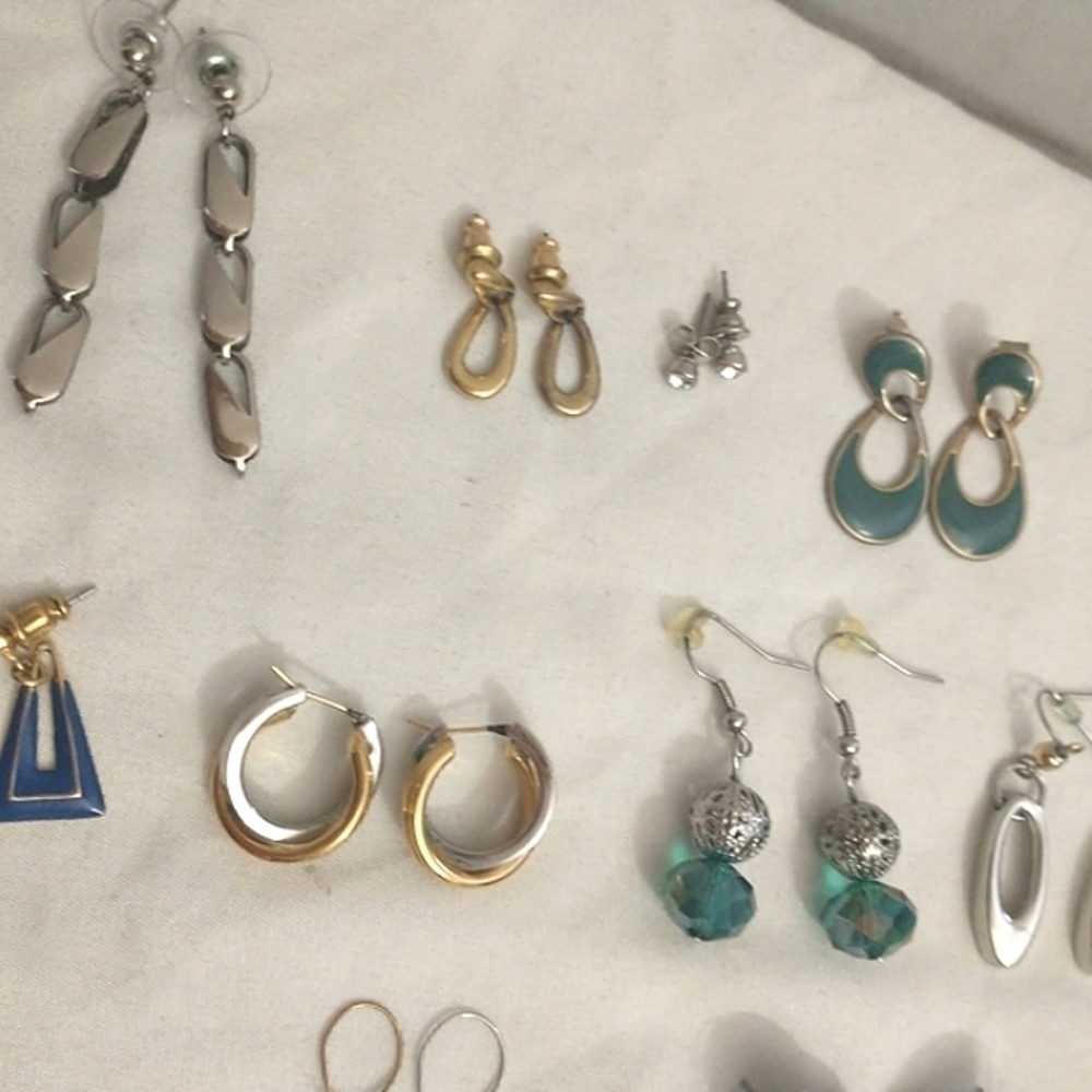 VINTAGE Lot Of 11 Pierced Earrings Faux Amber Pearl enameled silver & gold toned - Picture 5 of 5